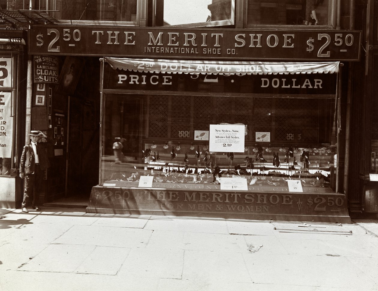 Uma loja da International Shoe Co., Nova York, 1905 (impressão em gelatina de prata) de Byron Company