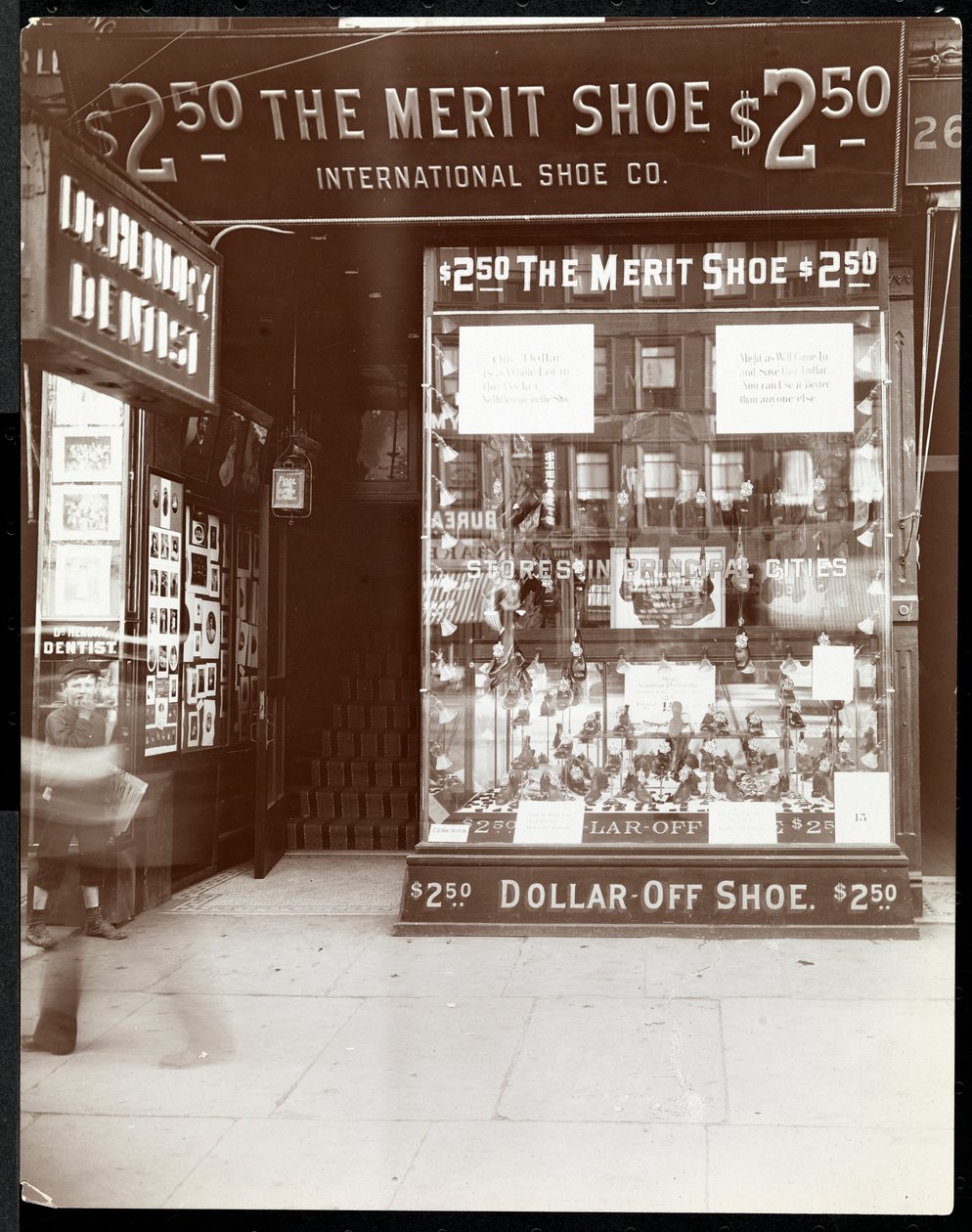 Uma loja da International Shoe Co., Nova York, 1905 (impressão em gelatina de prata) de Byron Company