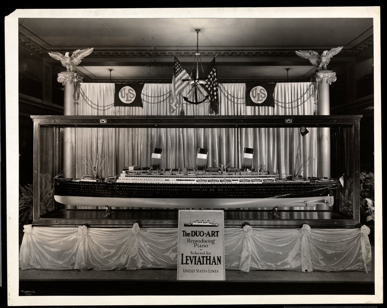 Uma vitrine na Companhia Eólia, 29 West 42nd Street, Nova York (impressão em gelatina de prata) de Byron Company