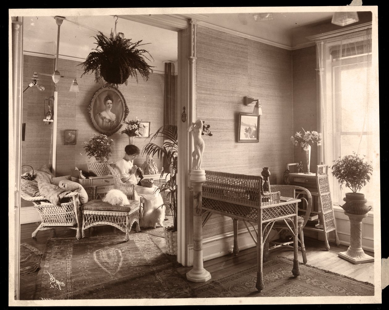 Uma mulher fazendo um trabalho de agulha em uma sala de estar, 1914 ou 1915 (impressão de gelatina de prata) de Byron Company