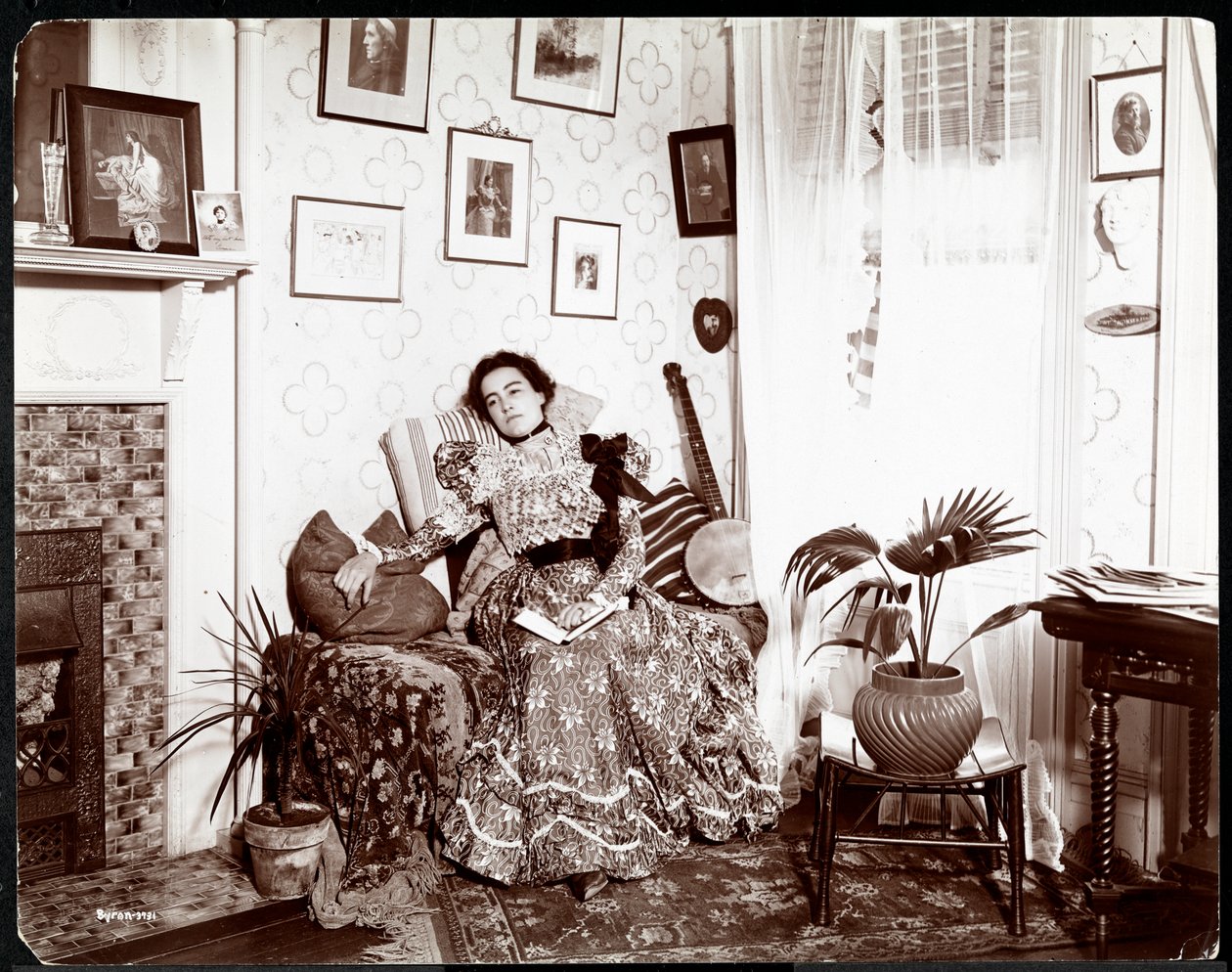 Mulher, lounging, cadeira, leitura, livro, 1896-98, (silver, gelatin, print) de Byron Company