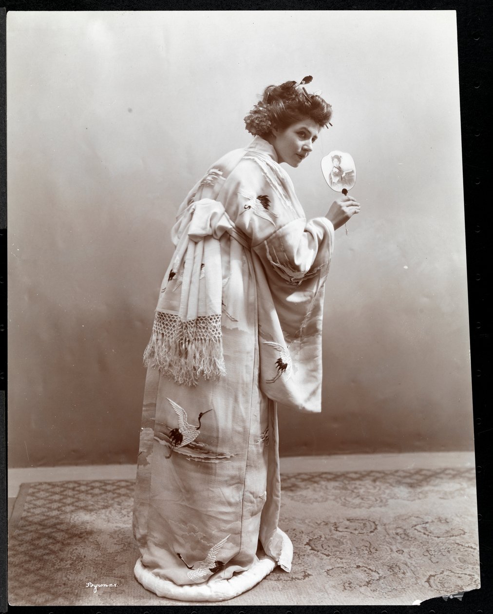 Uma mulher modelando um quimono japonês, Nova York, 1904 (impressão de gelatina de prata) de Byron Company