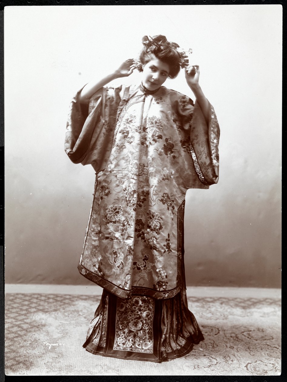 Uma mulher modelando um quimono japonês, Nova York, 1904 (impressão de gelatina de prata) de Byron Company