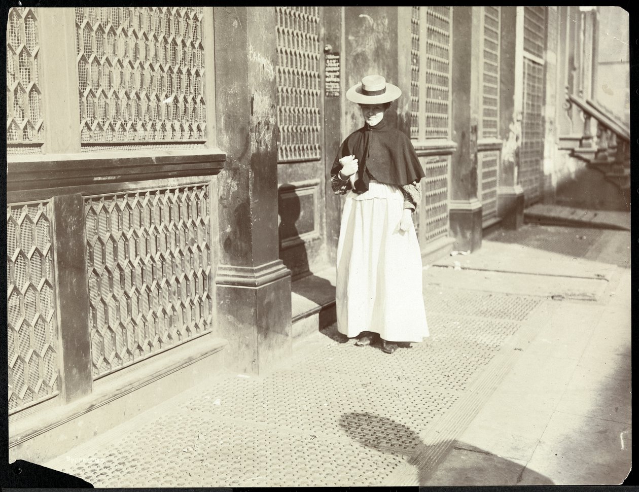 Uma mulher andando pela calçada, Nova York, 1896-98 (impressão de gelatina de prata) de Byron Company