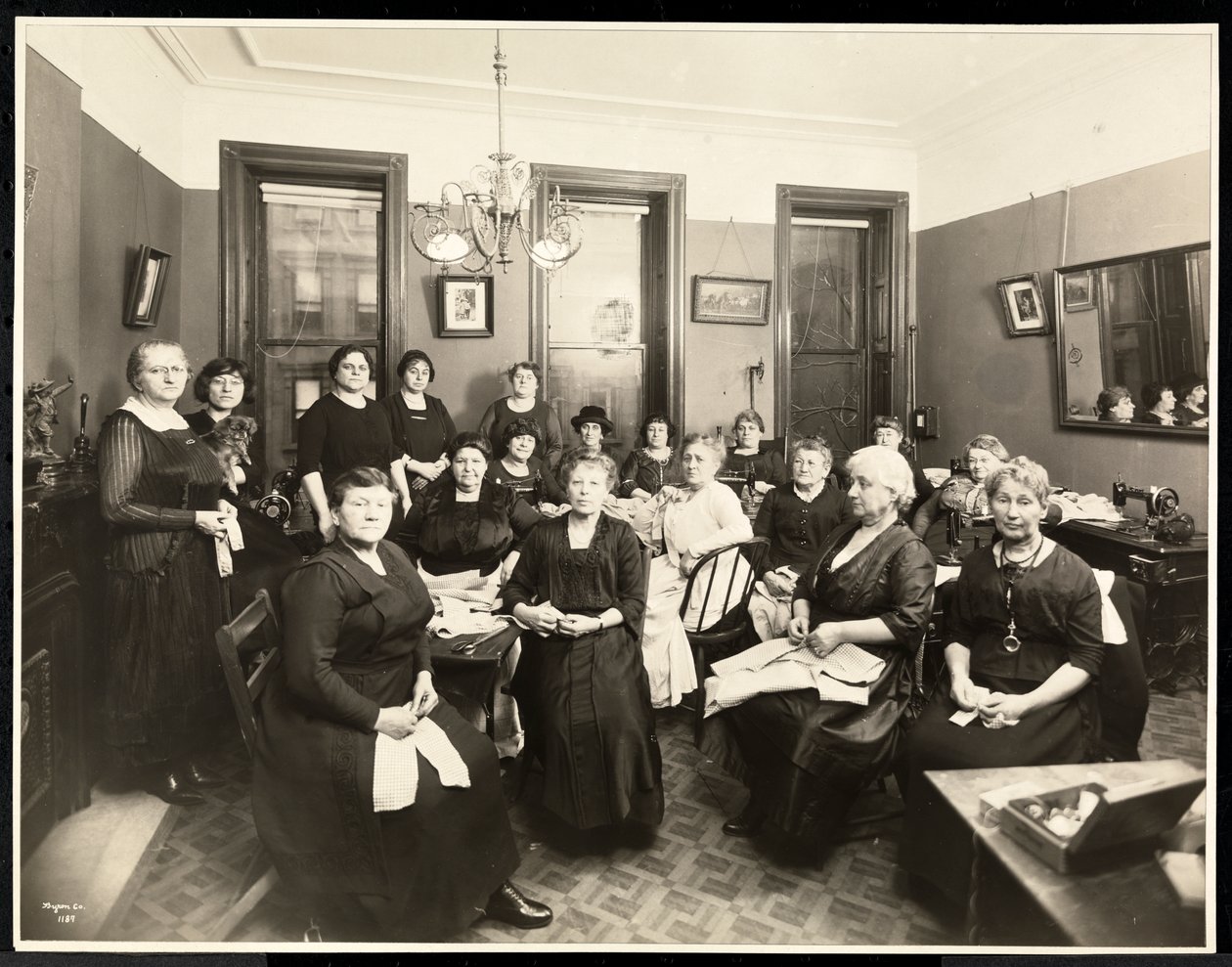 Círculo de costura feminina na 157 East 94th Street, Upper East Side, Nova York, 1920 (impressão em gelatina de prata) de Byron Company