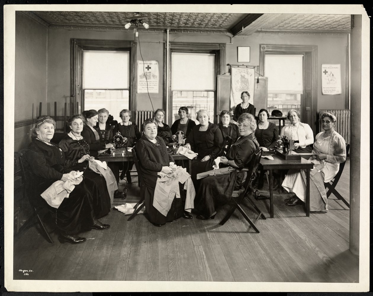 Círculo de costura feminina na Amelia Relief Society, 115 East 101st Street, East Harlem, Nova York, 1920 (impressão em gelatina de prata) de Byron Company