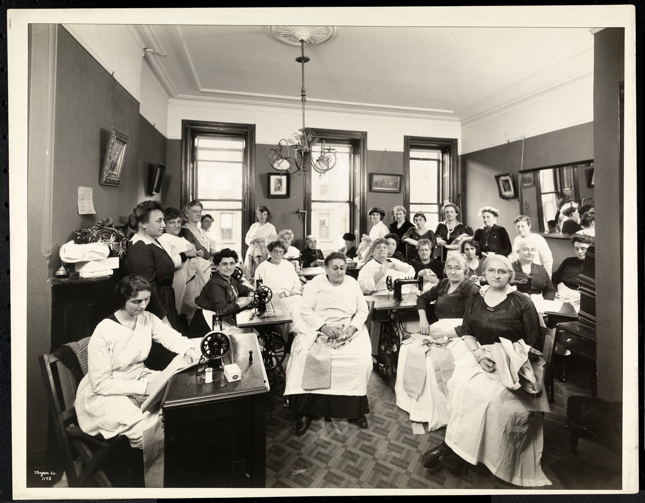 Um círculo de costura feminina na Irmandade Rodeph Sholom, 157 East 94th Street, Nova York, 1920 (impressão em gelatina de prata) de Byron Company