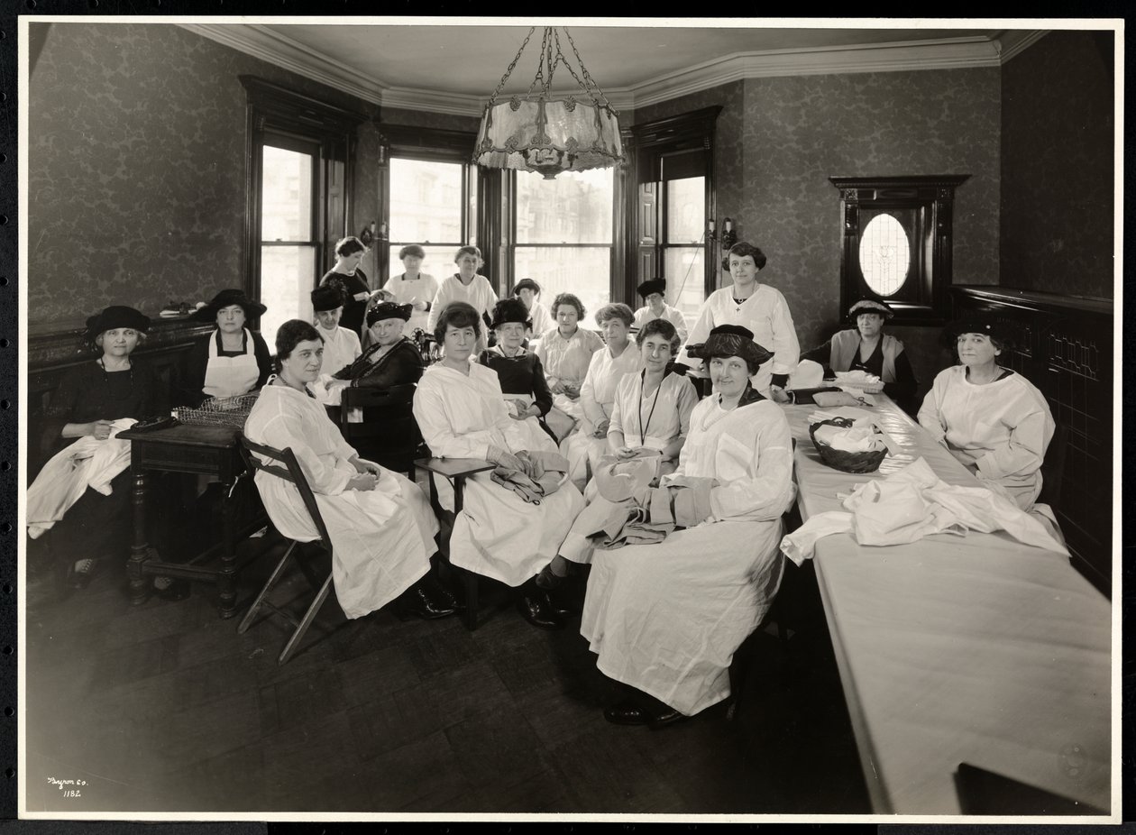 Um círculo de costura feminina no canto nordeste da 88th Street e West End Avenue, Nova York, 1920 (impressão em gelatina de prata) de Byron Company