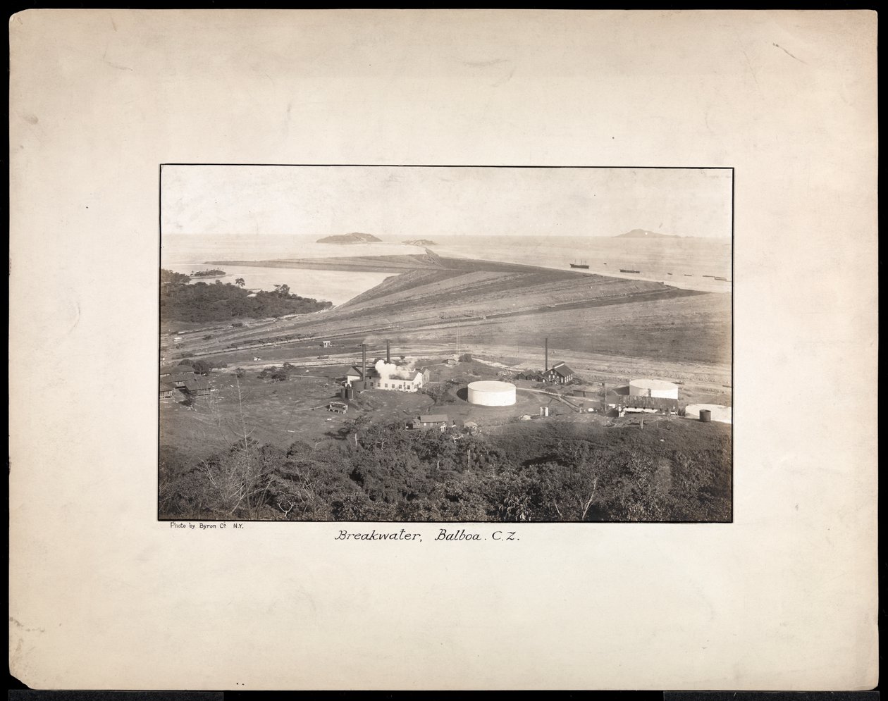 Vista aérea de um quebra-mar em Balboa, a entrada do Pacífico para o Canal do Panamá, 1912 ou 1913 (impressão de gelatina de prata) de Byron Company