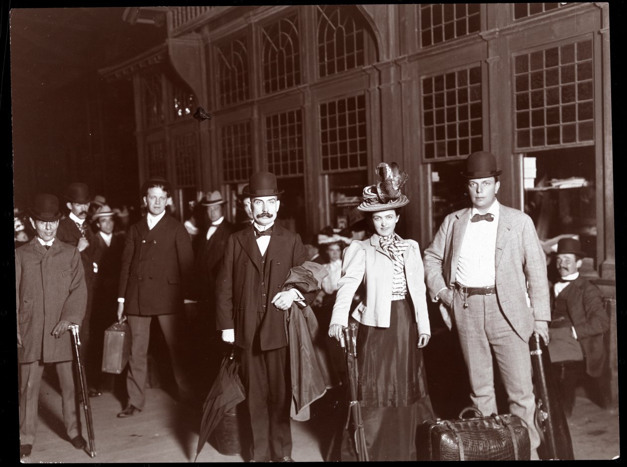 Alice Nielsen, Eugene Cowles e Frank Perley antes de embarcar em um trem especial com destino a Toronto, Canadá, em 1898 (impressão em gelatina de prata) de Byron Company