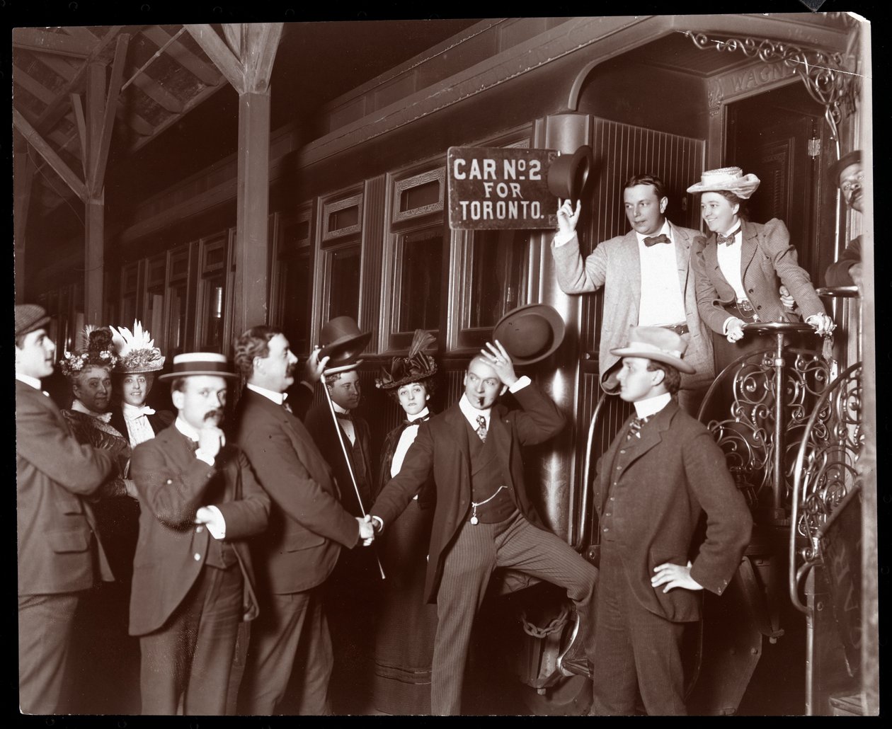 Alice Nielsen a bordo de um trem especial com destino a Toronto, Canadá, em 1898 (impressão em gelatina de prata) de Byron Company