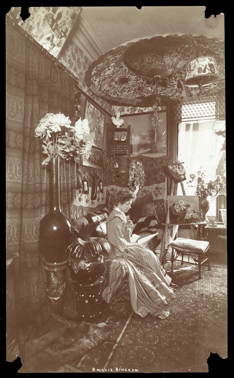 Amelia Bingham sentada em seu apartamento lendo, c.1905 (impressão de gelatina de prata) de Byron Company