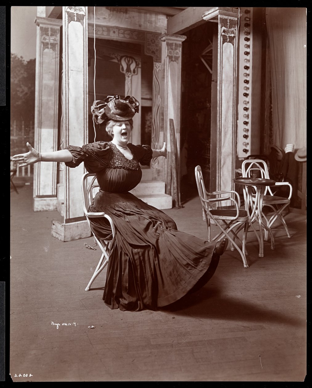 Amelia Summerville vestida como a "Garota Burlesquesa do Oeste Dourado", 1906 (impressão em gelatina de prata) de Byron Company