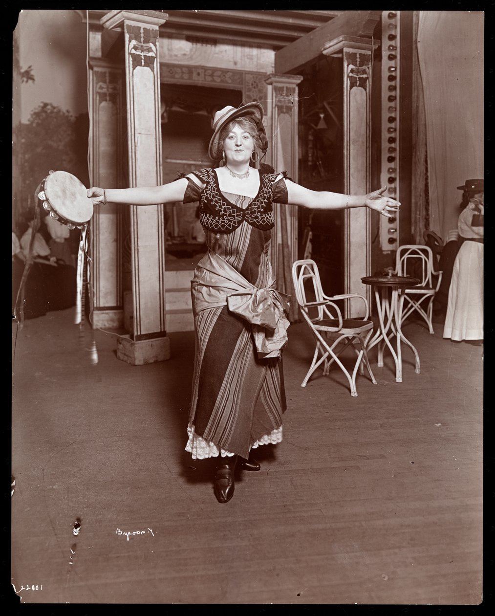 Amelia Summerville vestida como a "Garota Burlesquesa do Oeste Dourado", 1906 (impressão em gelatina de prata) de Byron Company