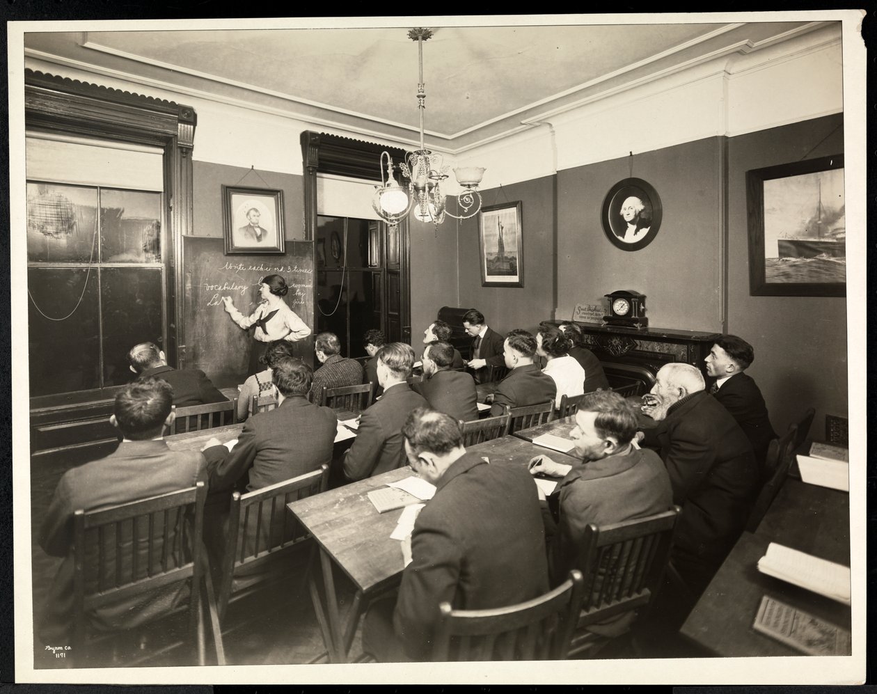 Aula de americanização na Irmandade Rodeph Sholom, 157 East 94th Street, Nova York, 1920 (impressão em gelatina de prata) de Byron Company