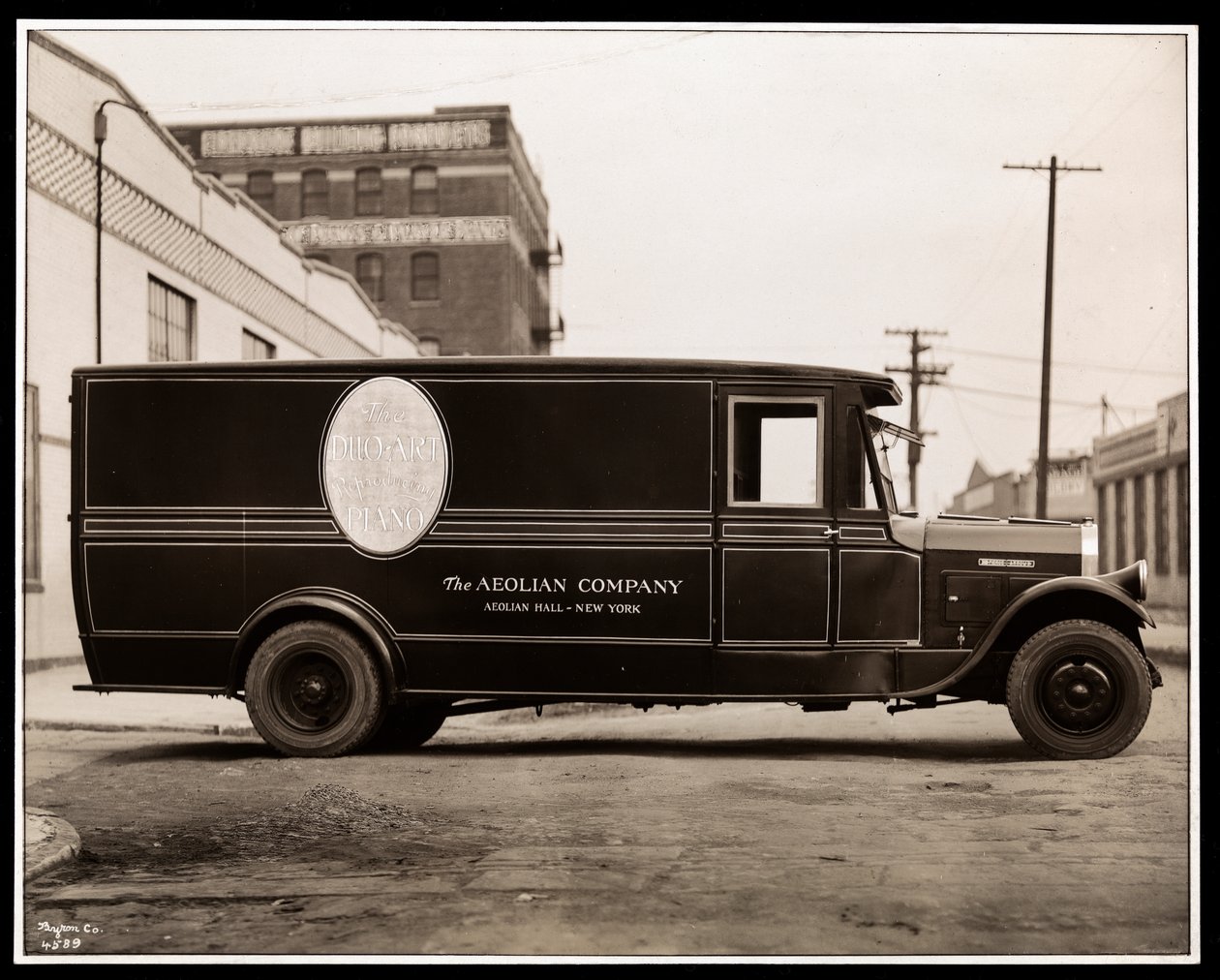Um caminhão de entrega da Companhia Eólia Pierce Arrow na 711 East 139th Street, Harlem, Nova York, 1926 (impressão em gelatina de prata) de Byron Company