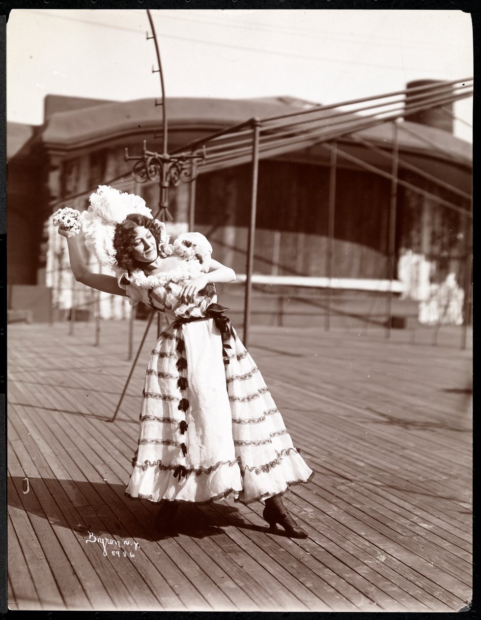 Uma atriz em traje ensaiando no telhado do que é provavelmente o New York Theatre, Nova York, 1900 (impressão de gelatina de prata) de Byron Company
