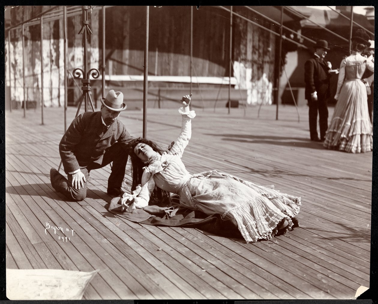 Uma atriz em traje ensaiando no telhado do que é provavelmente o New York Theatre, Nova York, 1900 (impressão de gelatina de prata) de Byron Company