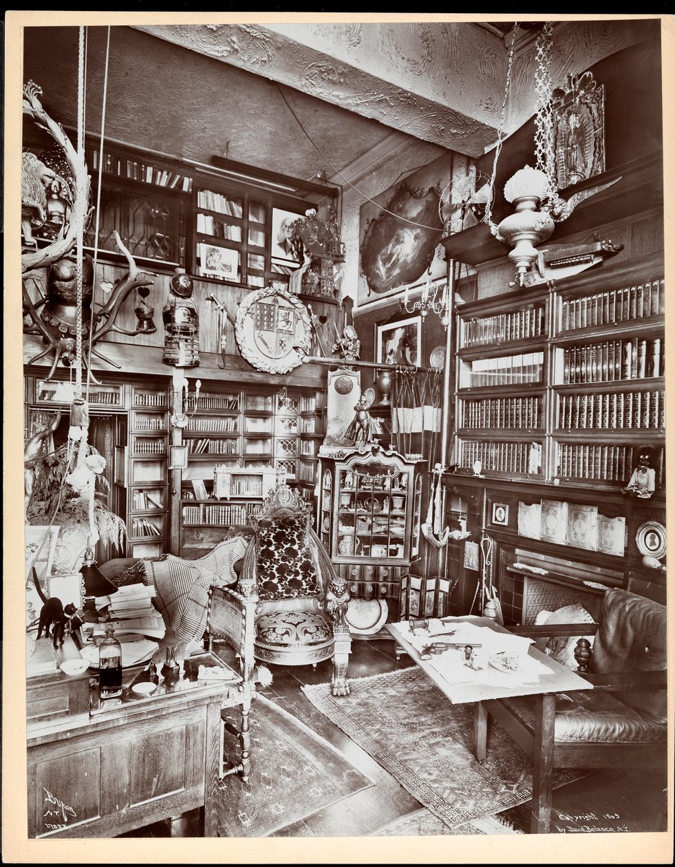 Um estudo ornamentado na residência de David Belasco, 1909 (impressão de gelatina de prata) de Byron Company