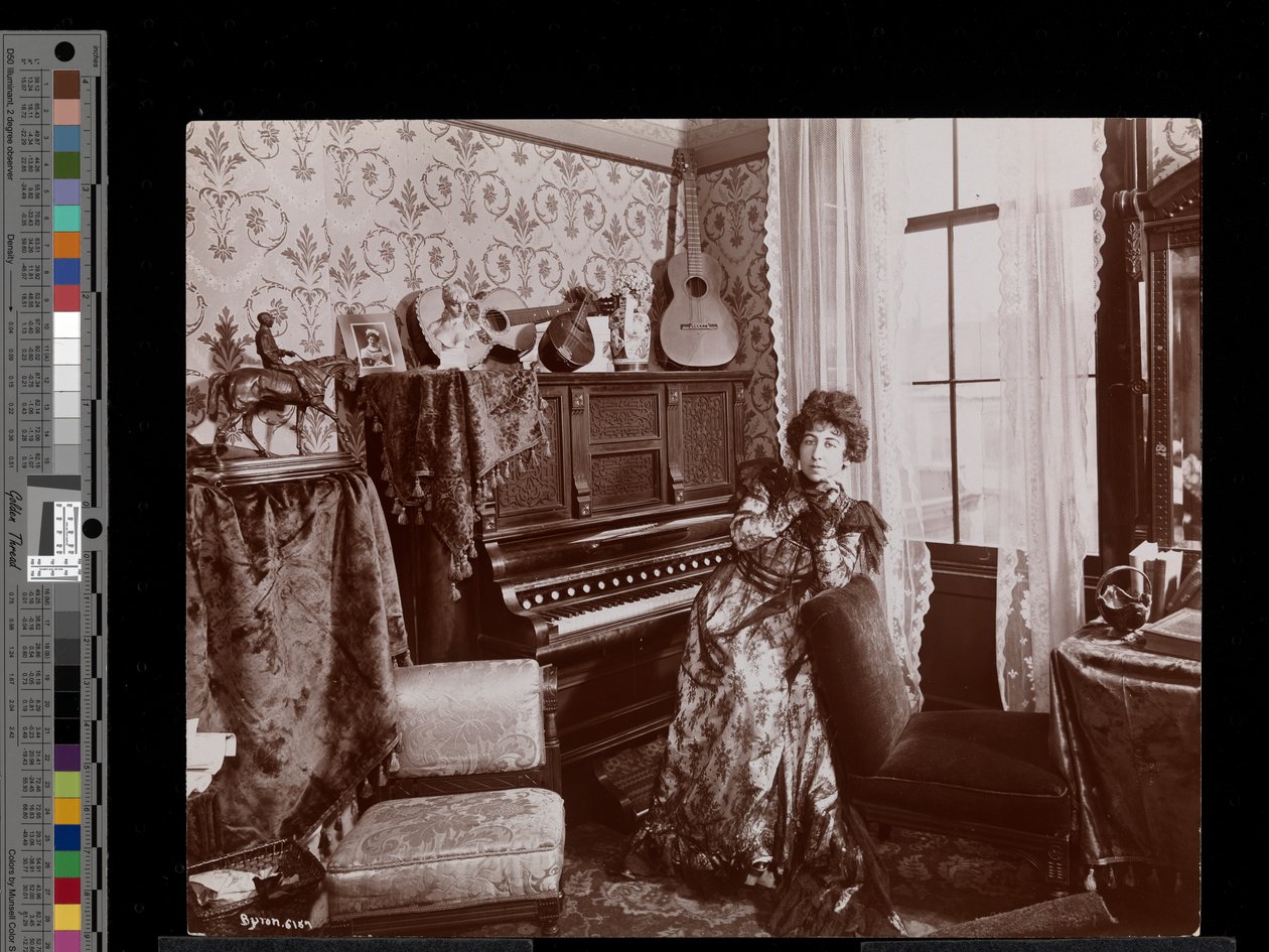 Anita Chartres sentado em um piano de jogador, c.1898 (impressão de gelatina de prata) de Byron Company