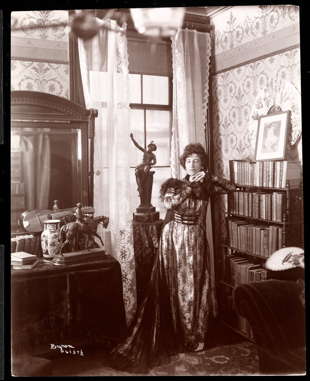 Anita Chartres em pé no canto de um quarto, c.1898 (impressão de gelatina de prata) de Byron Company