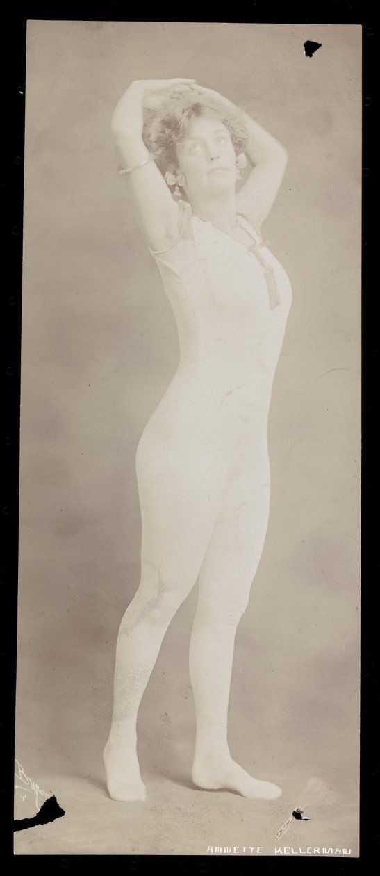 Annette Kellerman., C.1900 (impressão de gelatina de prata) de Byron Company
