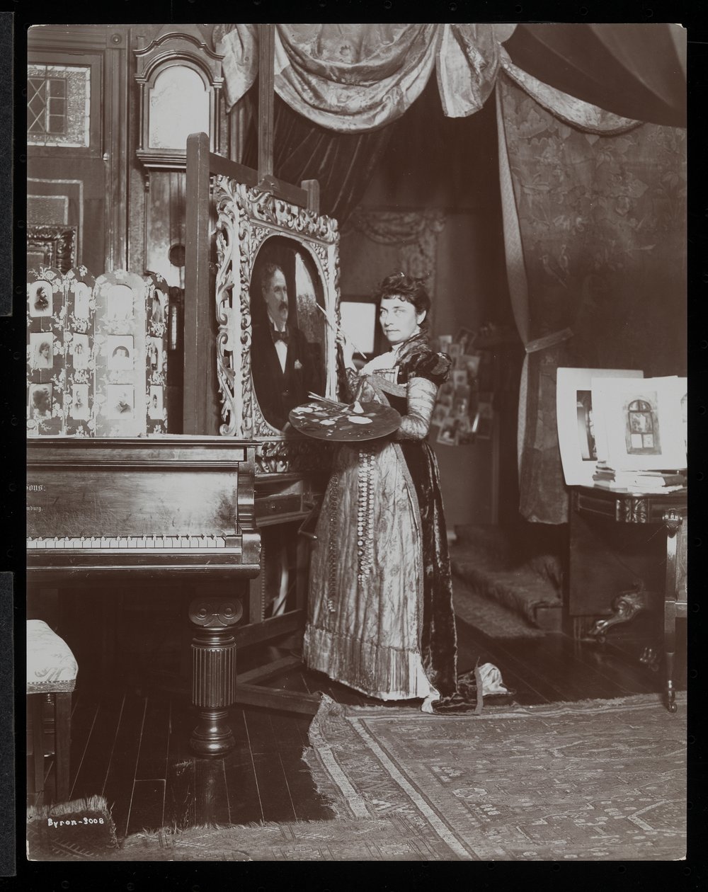 Artista Mary Tillinghast pintando um retrato em seu estúdio, Nova York, c.1897 (impressão de gelatina de prata) de Byron Company