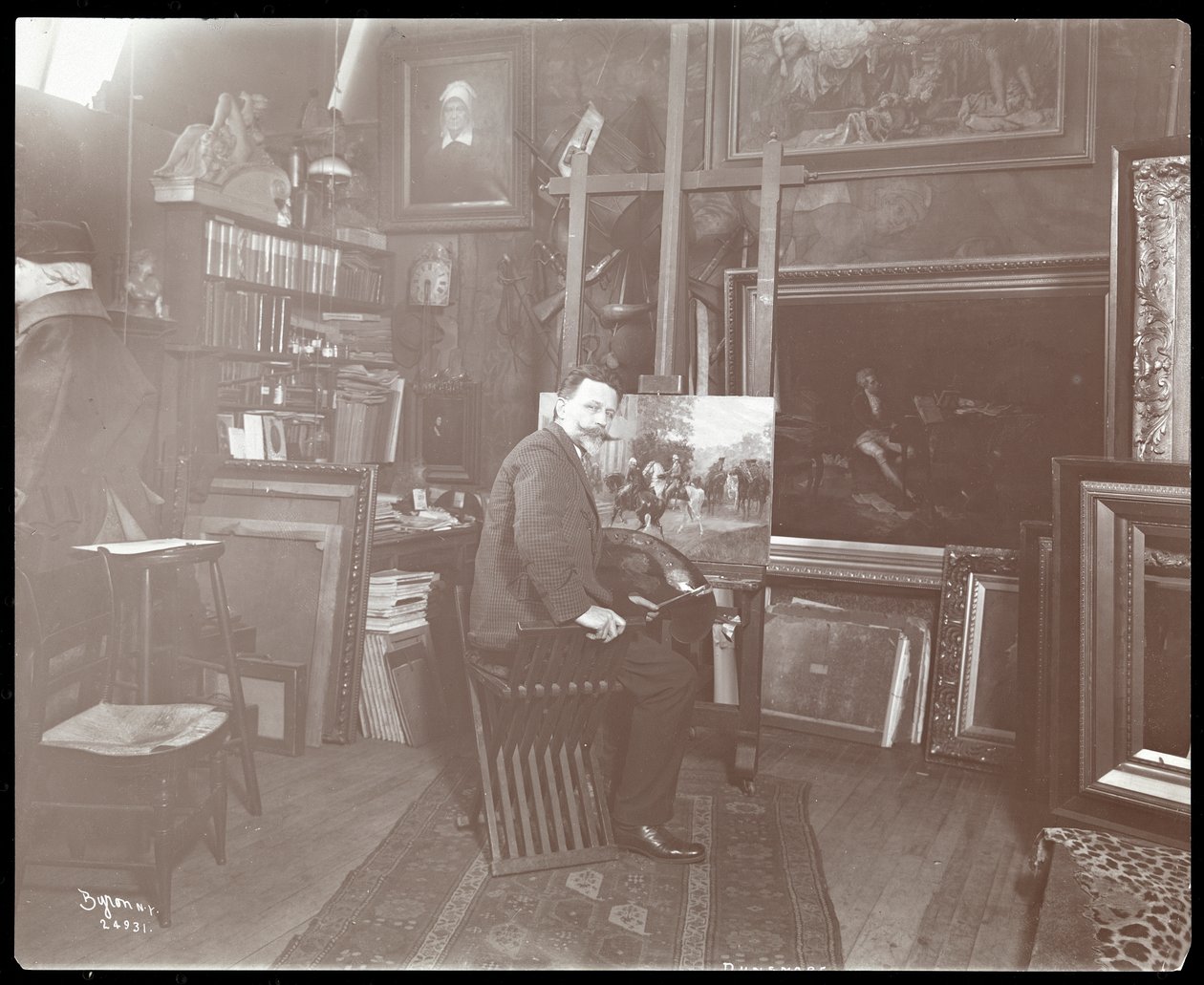 Artista trabalhando em uma pintura, 1907 (impressão de gelatina de prata) de Byron Company