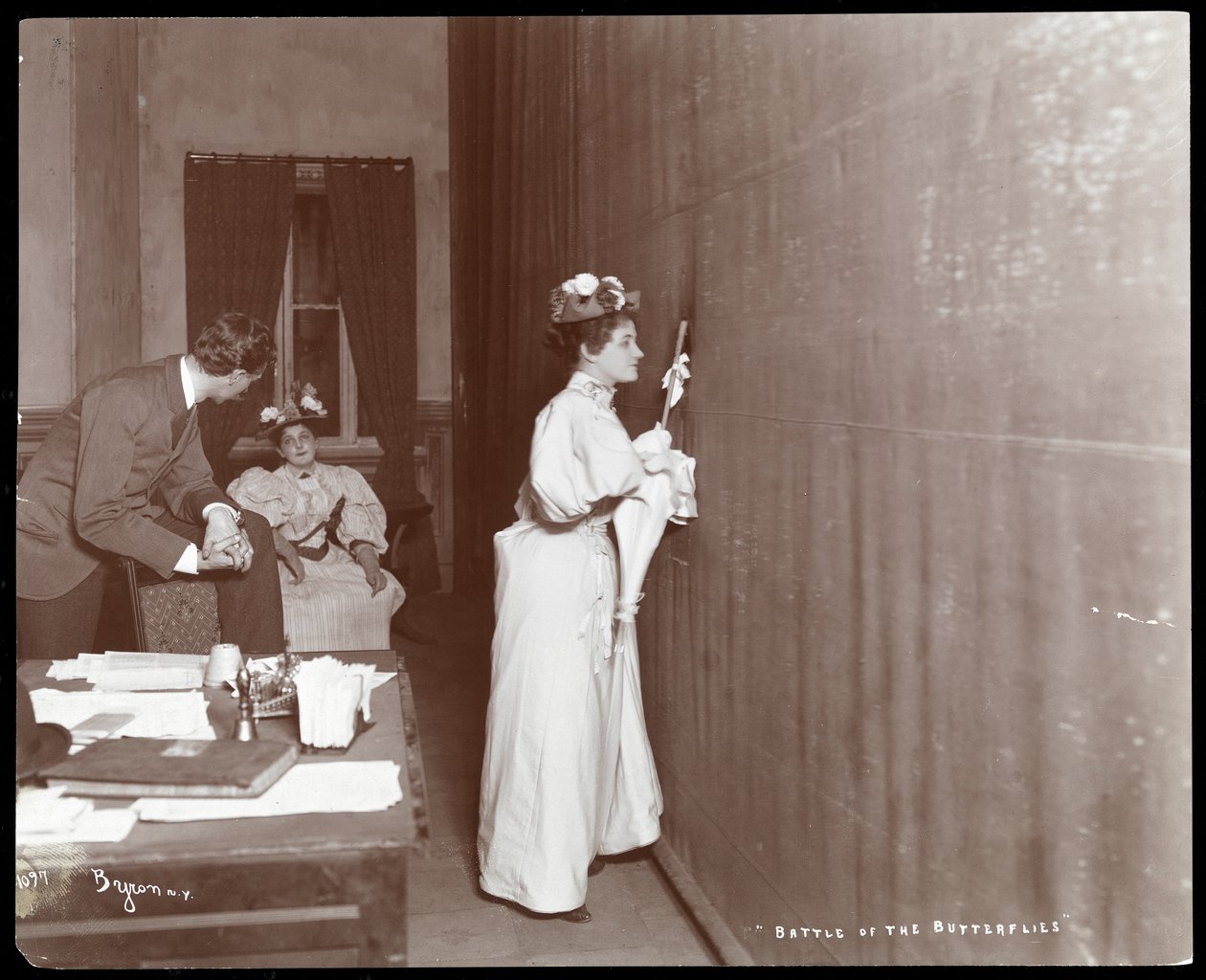 Nos bastidores do Irving Palace Theatre, em Nova York, durante uma performance de "Battle of the Butterflies", 1895 (impressão em gelatina de prata) de Byron Company