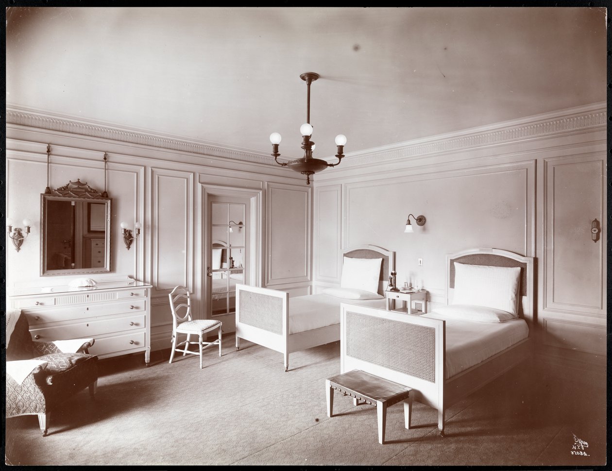 Quarto no hotel Copley Plaza, Boston, c.1912-15 (impressão em gelatina prateada) de Byron Company