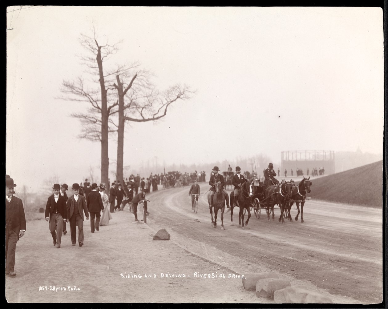Ciclistas e carruagens puxadas por cavalos na curva de Riverside Drive, Nova Iorque, 1896 (impressão em gelatina prateada) de Byron Company