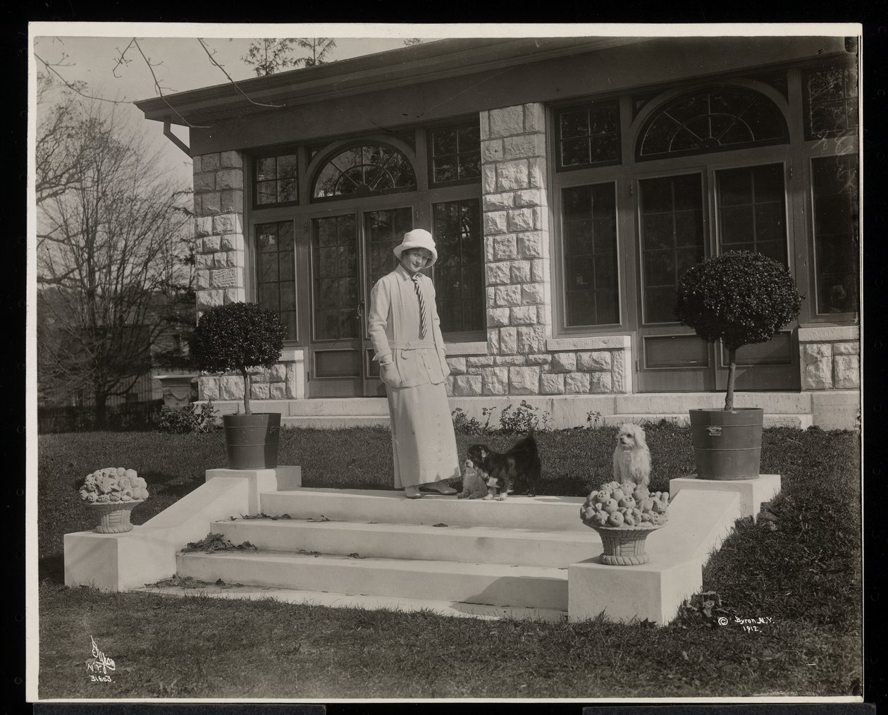 Billie Burke e três cães em Burkeleigh Crest, sua casa em Hastingson, Nova York, c.1915 (impressão em gelatina de prata) de Byron Company