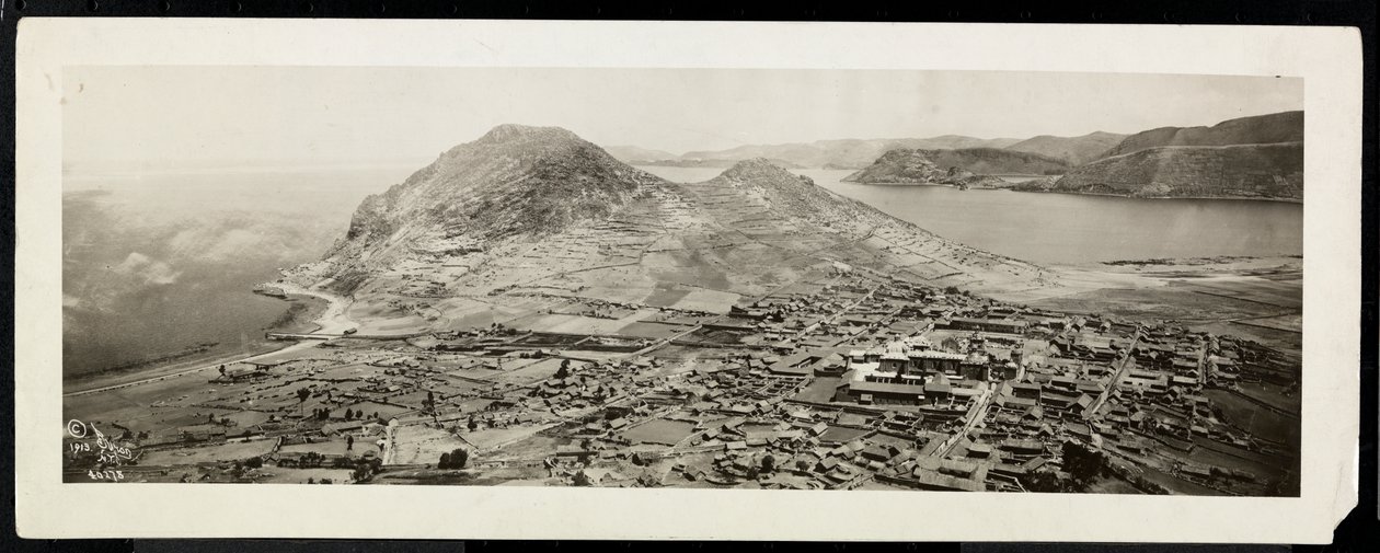 Visão panorâmica de uma cidade, presumivelmente sobre ou perto do Canal do Panamá, 1913 (impressão em gelatina de prata) de Byron Company