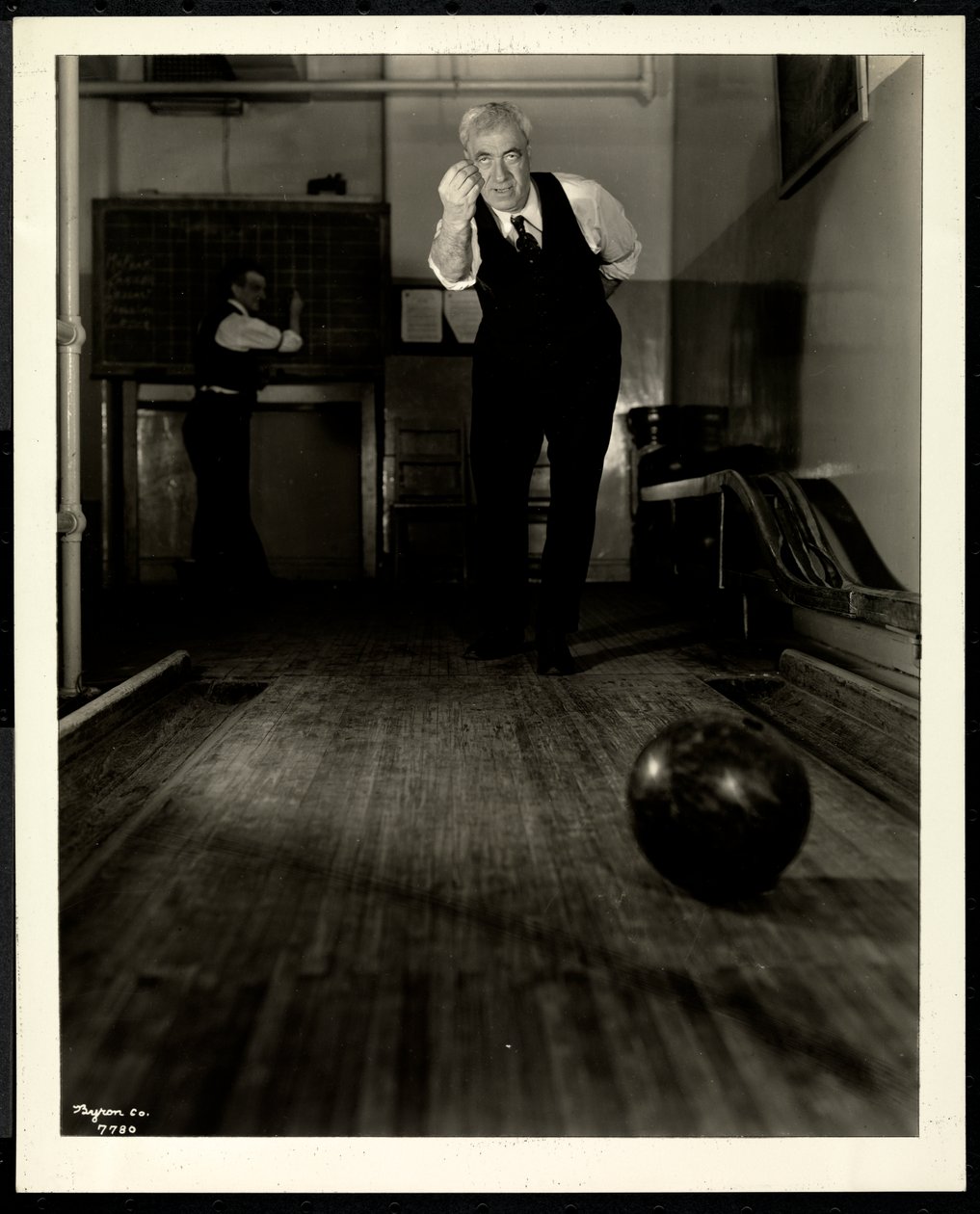Homem cego jogando boliche na Associação Nova York para os Cegos, 111 East 59th Street, 1921 (impressão em gelatina de prata) de Byron Company