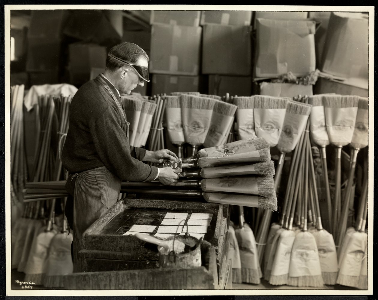 Homem cego que rotula vassouras no edifício memorável de Bourne, New York, 1935 (impressão de gelatina de prata) de Byron Company