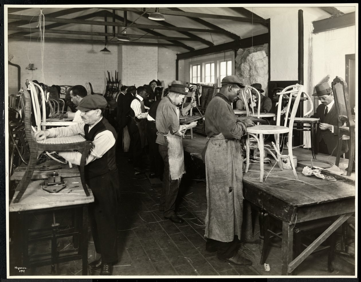 Cegos, recanando cadeiras no Edifício Memorial Bourne, Nova York, 1920 (impressão de gelatina de prata) de Byron Company
