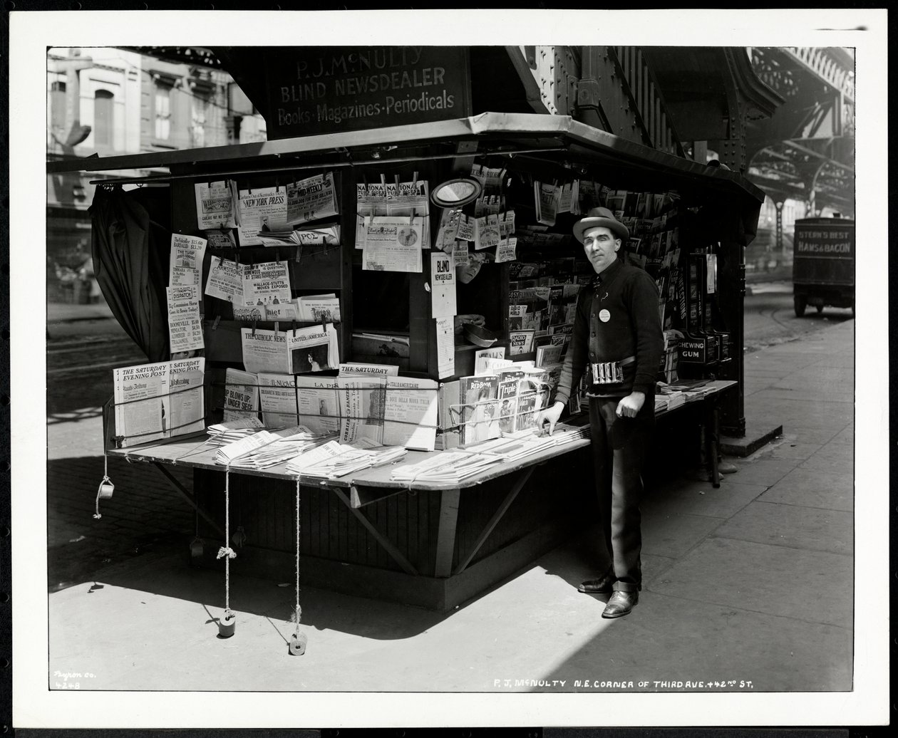 Revendedor cego de notícias PJ McNulty em seu estande no canto nordeste da 3ª Avenida e 42nd Street, Nova York, 1926 (impressão em gelatina de prata) de Byron Company