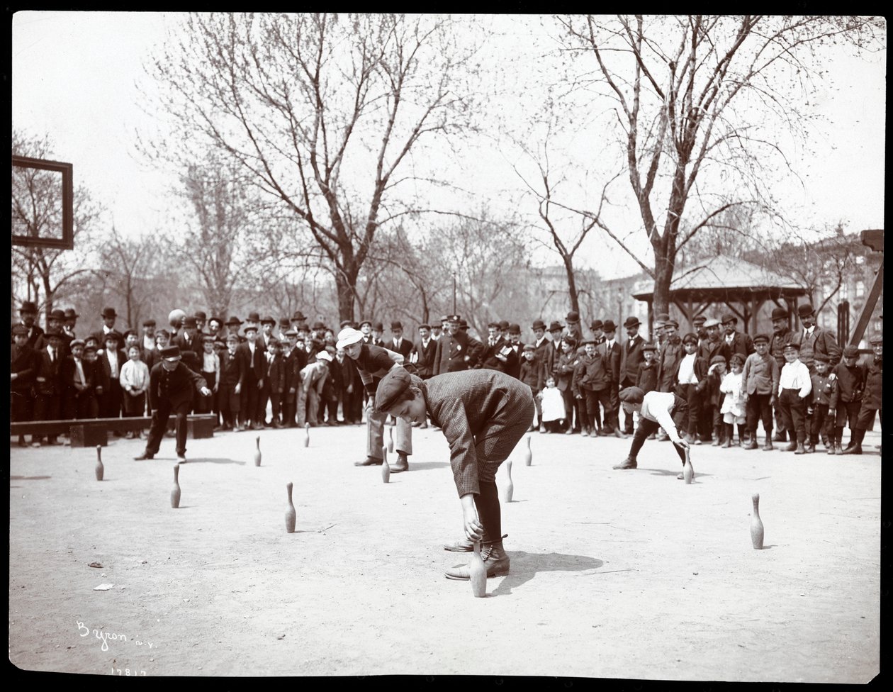 Meninos à espera da arma em uma corrida no dia da árvore, Tompkins Square Park, Nova York, 1904 (impressão de gelatina de prata) de Byron Company