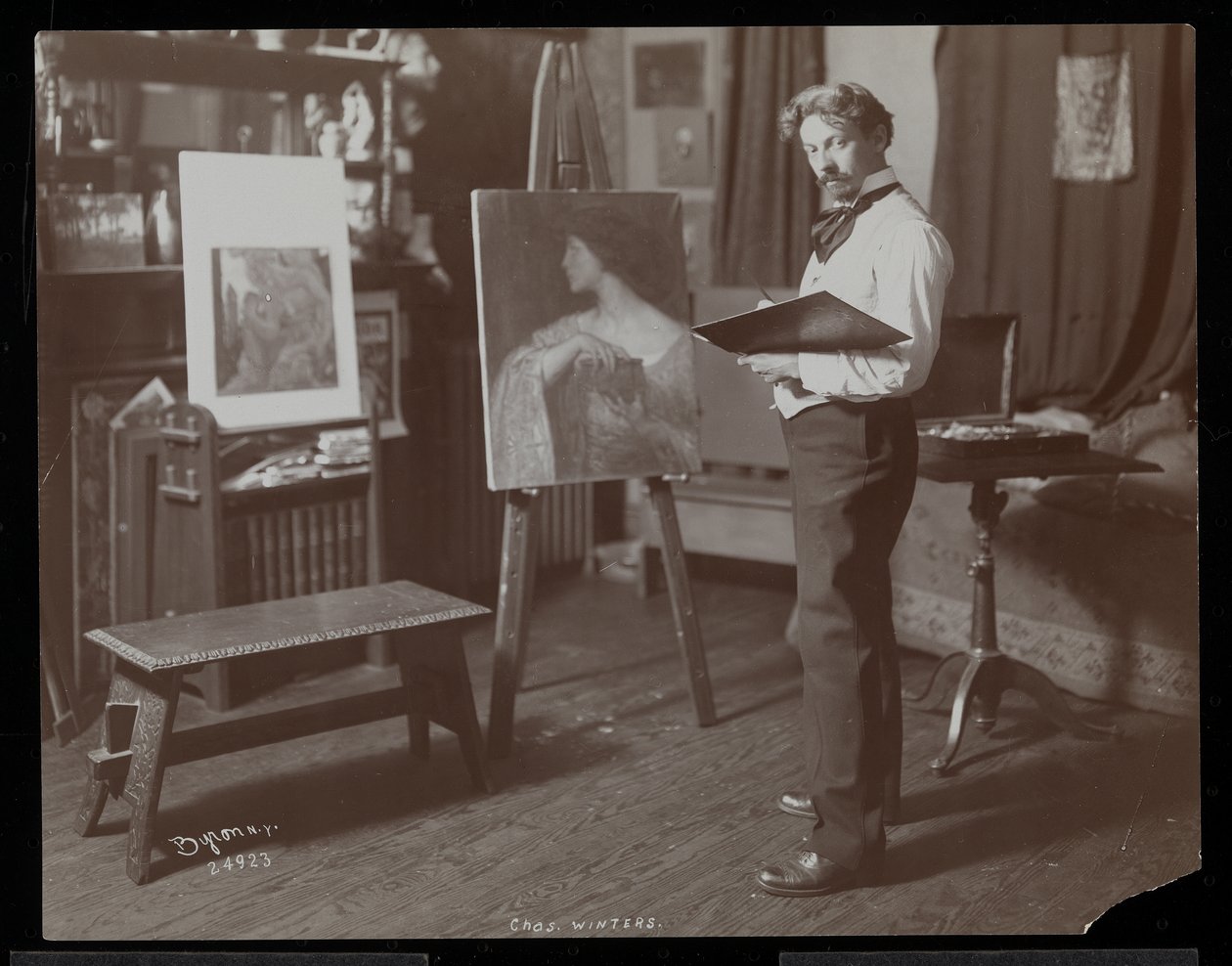 Charles Winter pintando em seu estúdio, Nova York, 1907 (impressão de gelatina de prata) de Byron Company