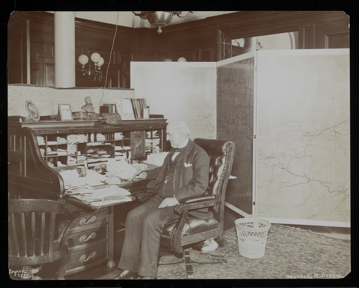 Chauncey Depew em seu escritório, 1898 (impressão de gelatina de prata) de Byron Company