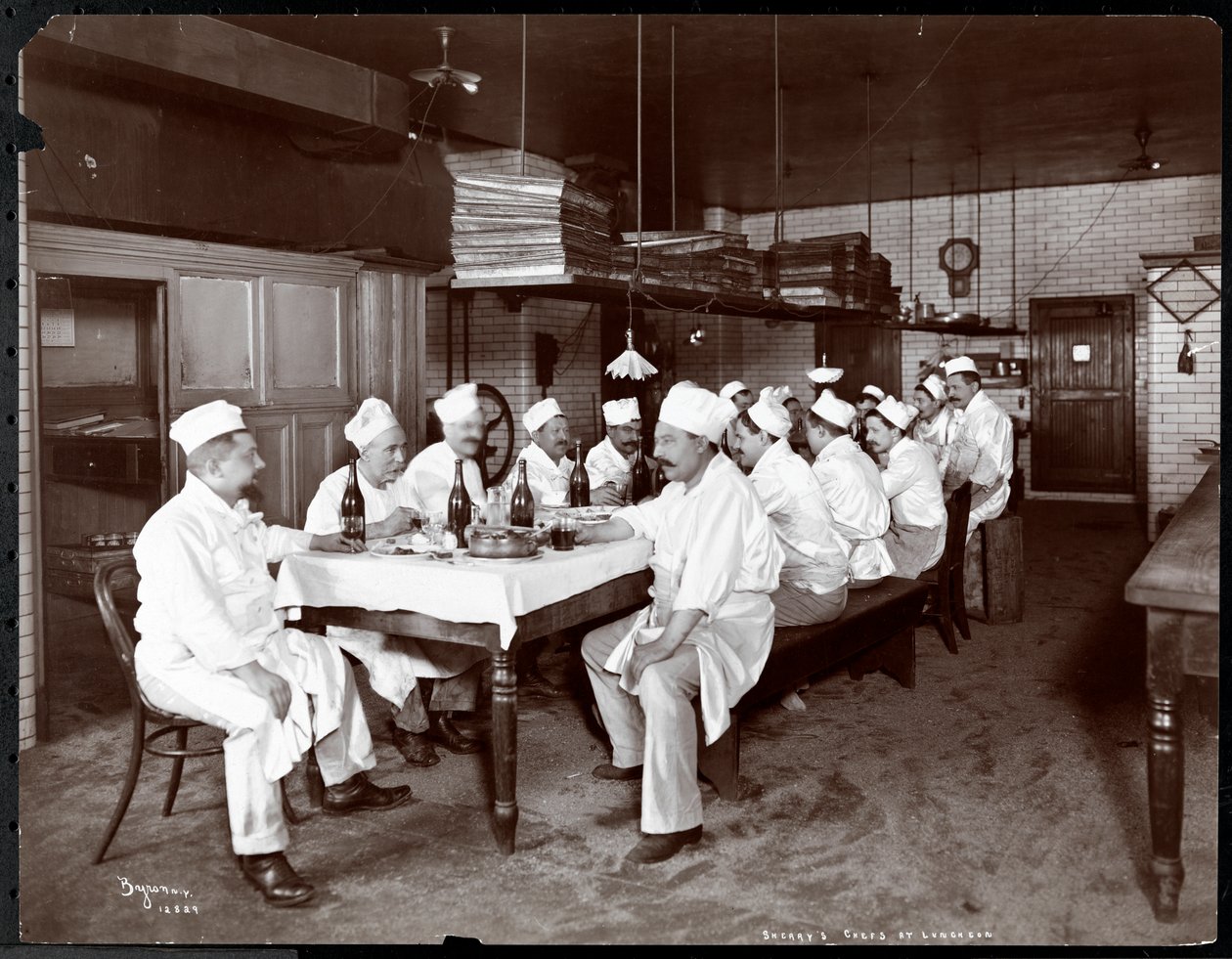 Chefs almoçando no restaurante do Sherry, Nova York, 1902 (impressão de gelatina de prata) de Byron Company