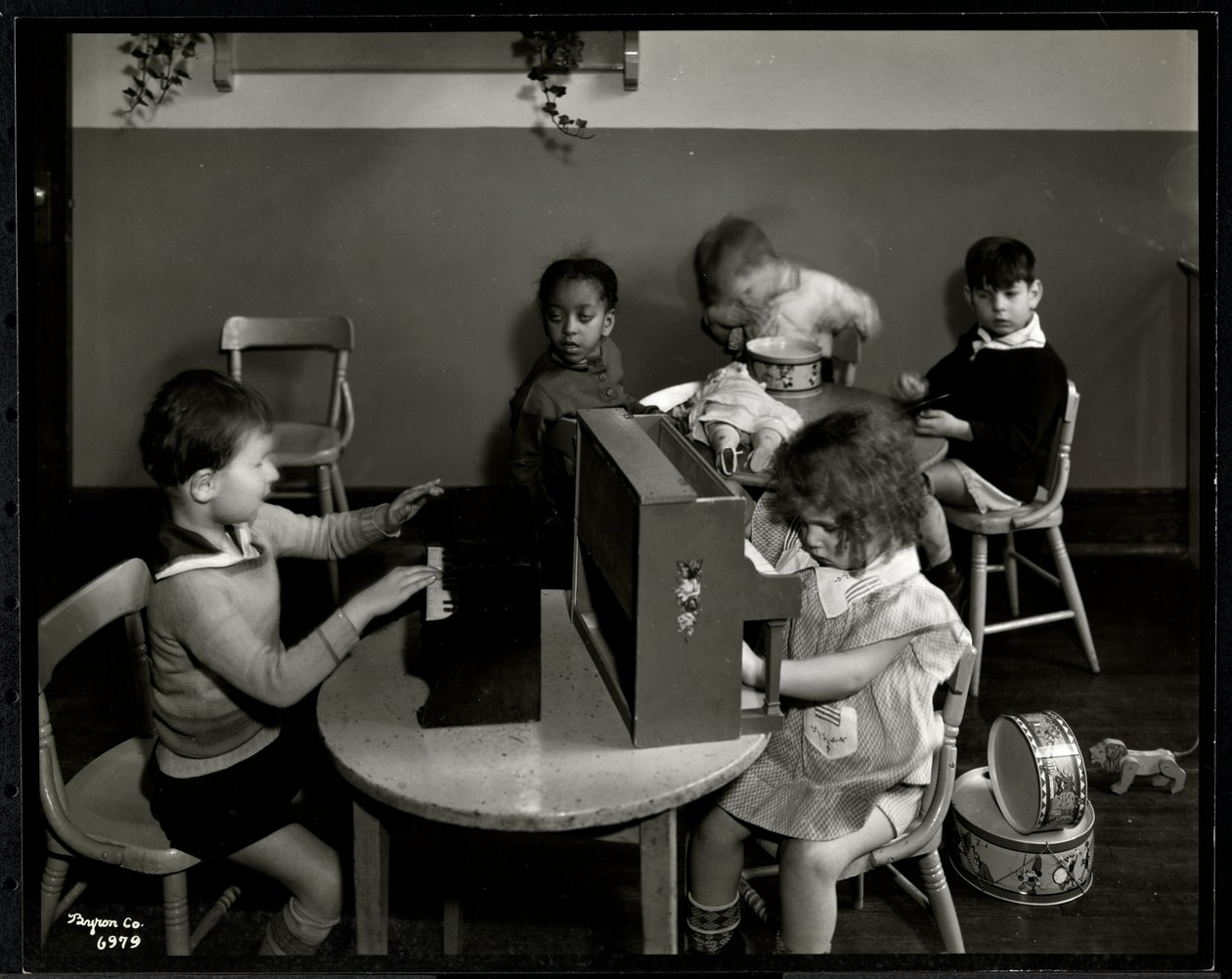 Crianças brincando no salão de jogos da Associação Nova York para os Cegos, 111 East 59th Street, Nova York, 1935 (impressão em gelatina de prata) de Byron Company