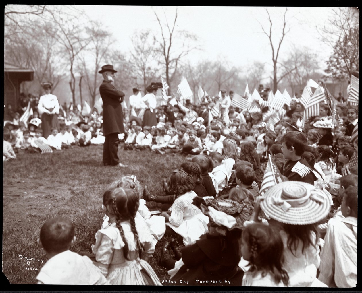 Crianças assistindo um artista no dia da árvore em Tompkins Square Park, Nova Iorque, 1904 (impressão de gelatina de prata) de Byron Company