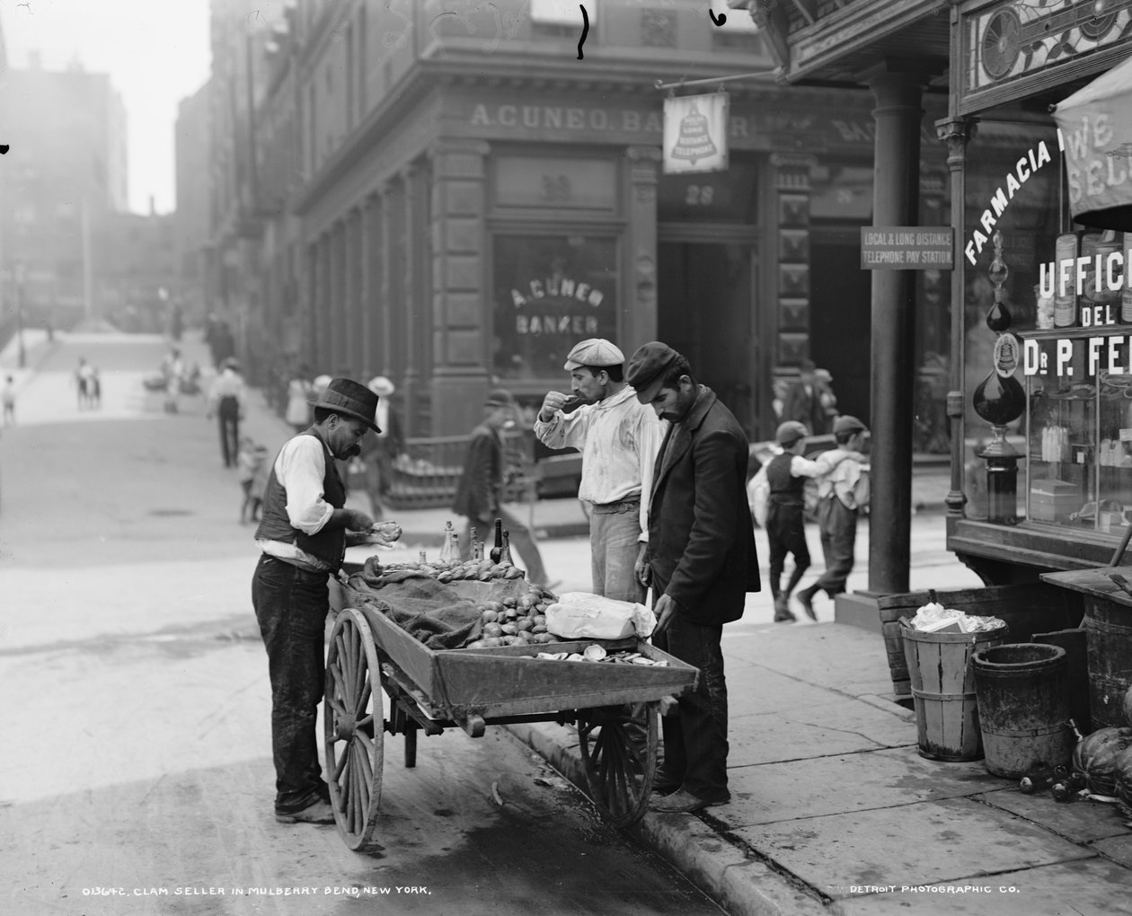 Vendedor de molusco em Mulberry Bend, NY, c.1900 de Byron Company