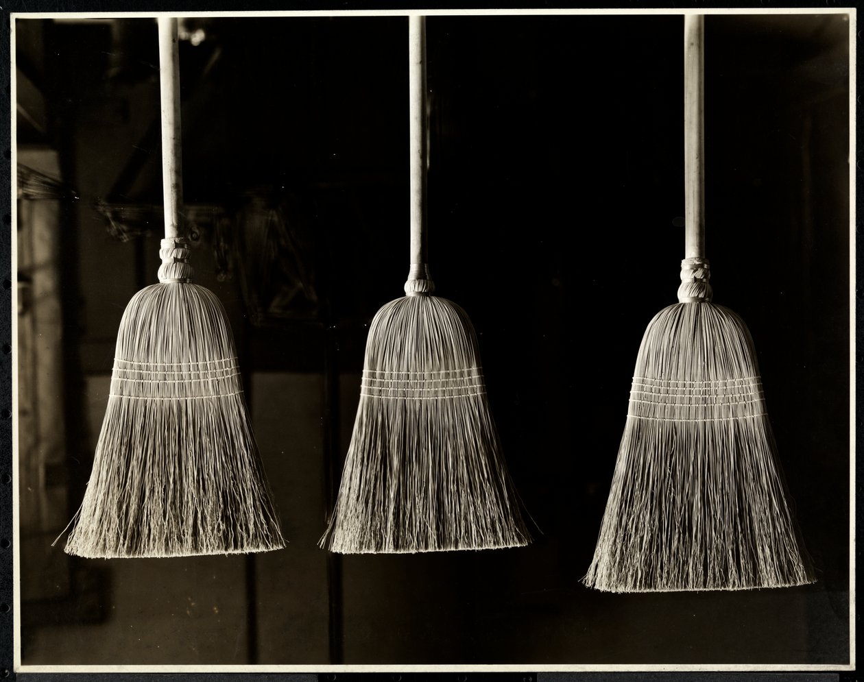 Opinião do close up de três vassouras, presumivelmente feitas pelos homens do edifício memorável de Bourne, New York, 1926 (cópia do gelatin da prata) de Byron Company