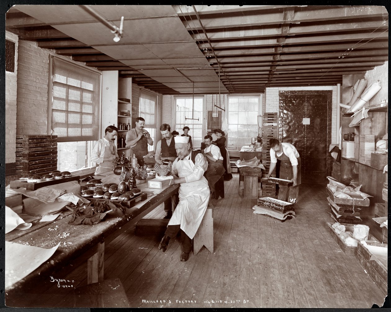 Cozinheiros decoram ovos de Páscoa e pintinhos na cozinha da Maillard&39;s Chocolate Manufacturers, 116-118 West 25th Street, Nova York, 1902 (impressão em gelatina de prata) de Byron Company