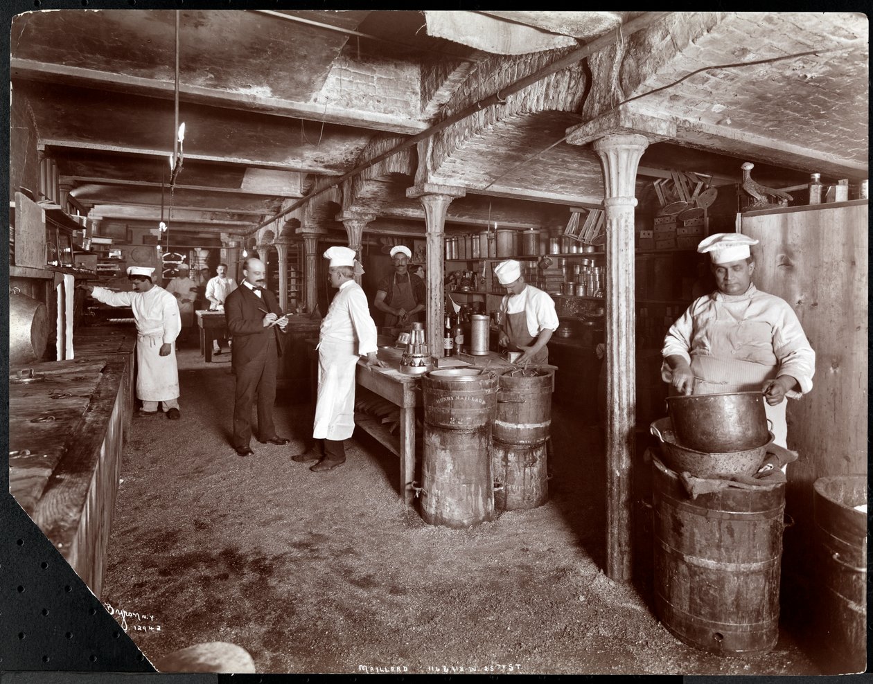 Cozinheiros trabalhando na cozinha da Maillard&39;s Chocolate Manufacturers, 116-118 West 25th Street, Nova York, 1902 (impressão em gelatina de prata) de Byron Company