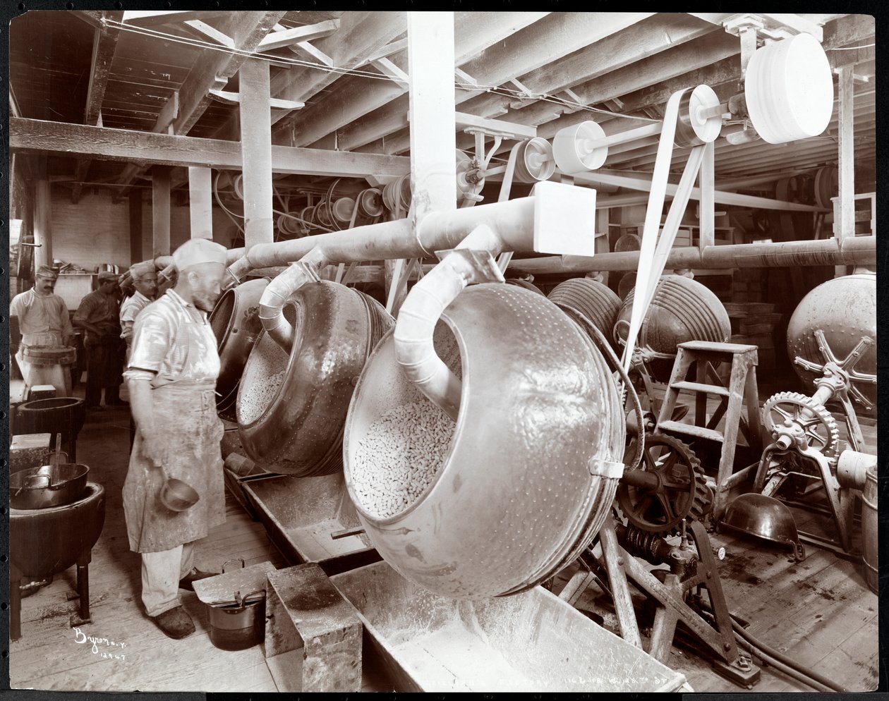 Cozinheiros trabalhando na cozinha da Maillard&39;s Chocolate Manufacturers, 116-118 West 25th Street, Nova York, 1902 (impressão em gelatina de prata) de Byron Company