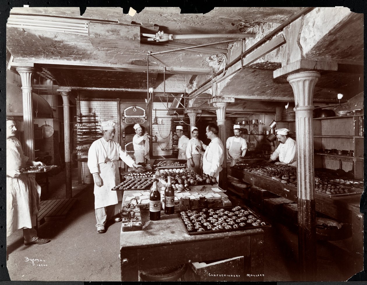 Cozinheiros trabalhando na cozinha da Maillard&39;s Chocolate Manufacturers, 116-118 West 25th Street, Nova York, 1902 (impressão em gelatina de prata) de Byron Company