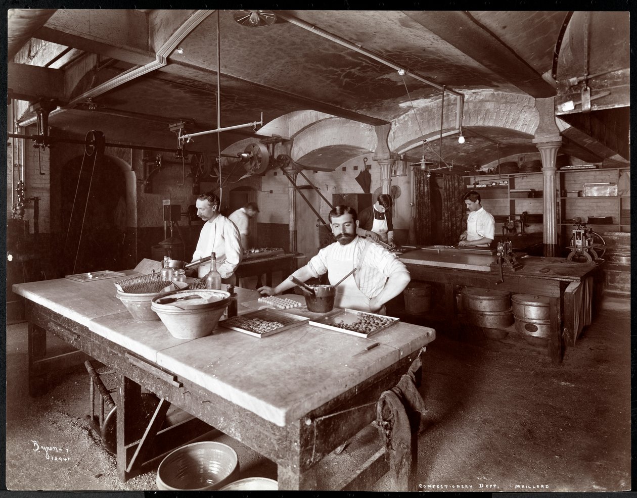 Cozinheiros trabalhando na cozinha da Maillard&39;s Chocolate Manufacturers, 116-118 West 25th Street, Nova York, 1902 (impressão em gelatina de prata) de Byron Company